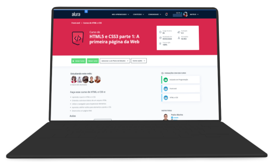 Notebook aberto em um curso da Alura